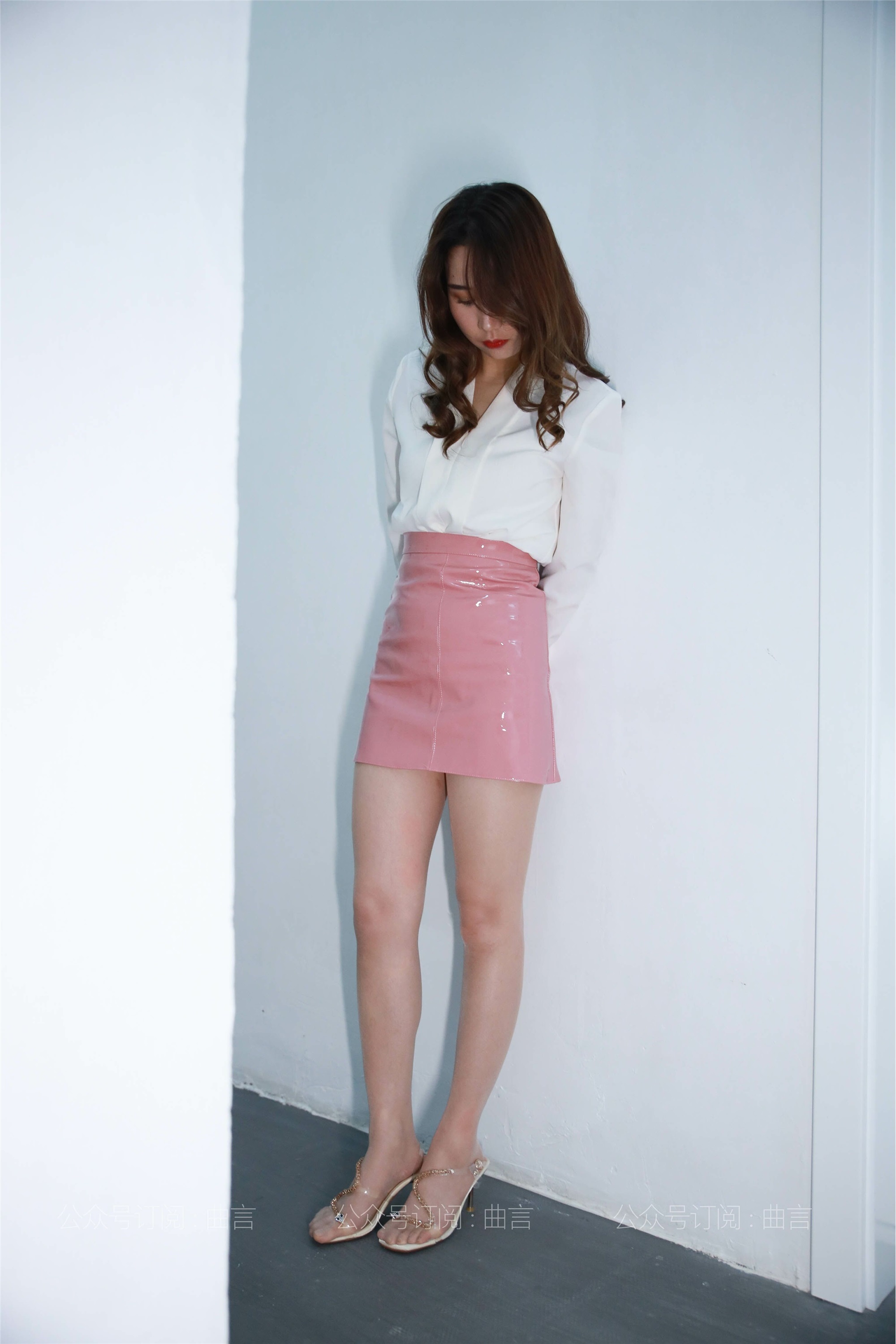 IESS异思趣向 耽丝 031-糖糖在楼道休息放松